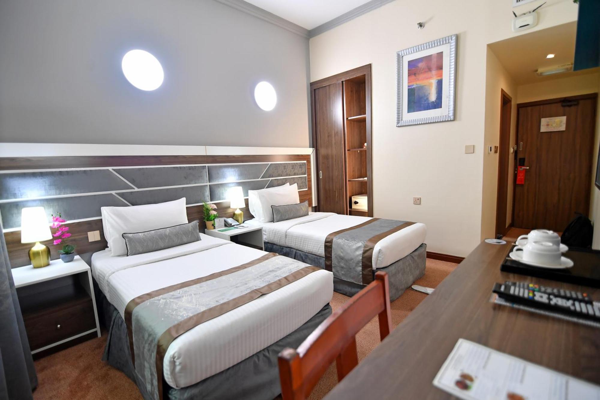 Nejoum Al Emarat Hotel Sharjah Exterior photo