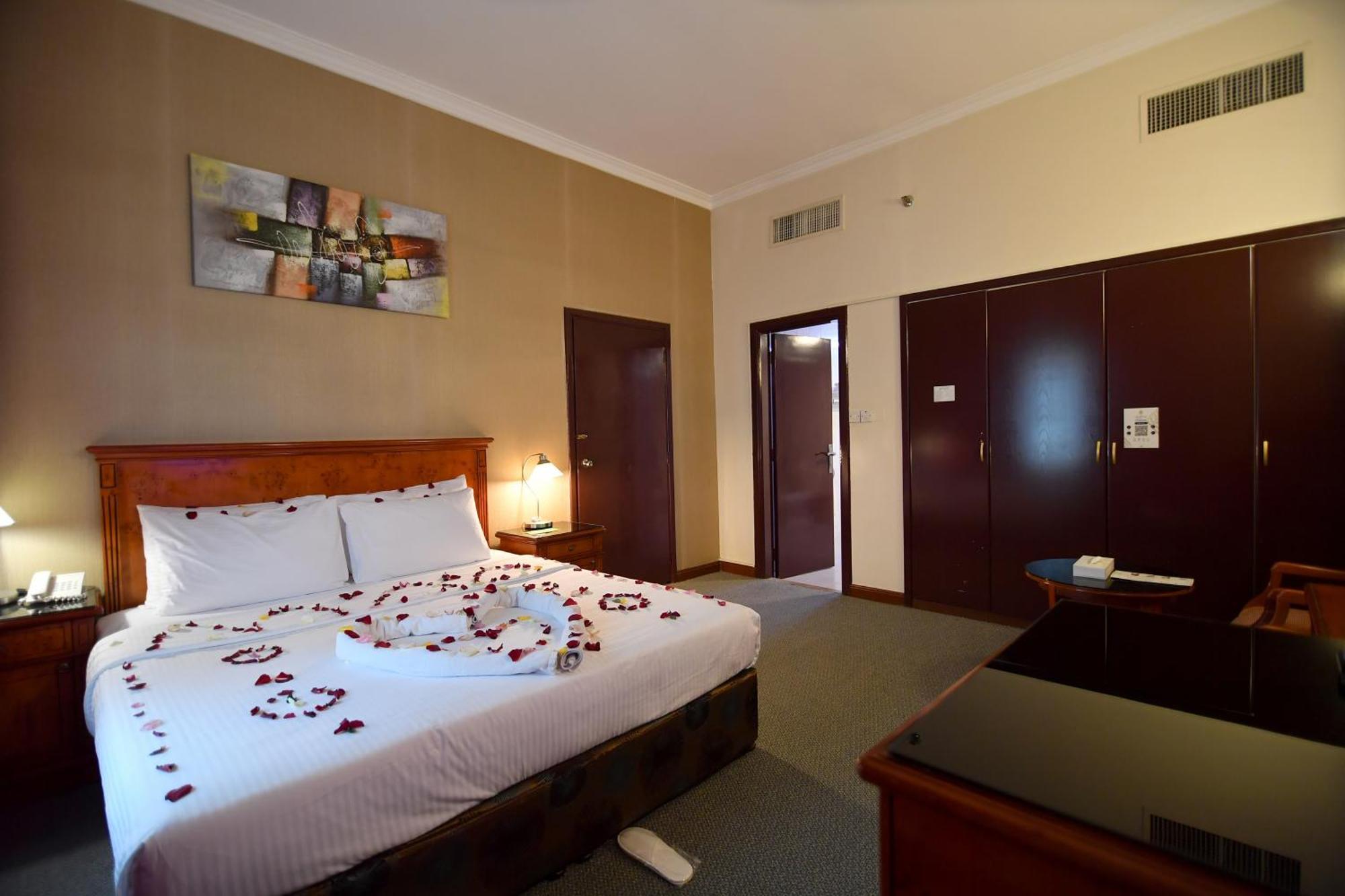 Nejoum Al Emarat Hotel Sharjah Exterior photo