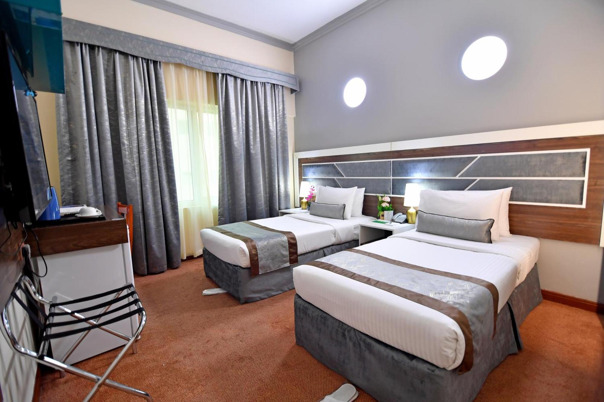 Nejoum Al Emarat Hotel Sharjah Exterior photo