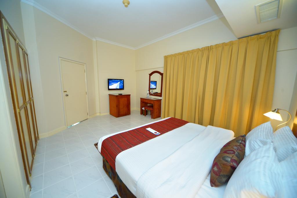 Nejoum Al Emarat Hotel Sharjah Exterior photo